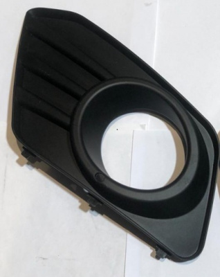 Облицовка противотуманной фары Уаз Патриот с 2014 г. с отверстием левая