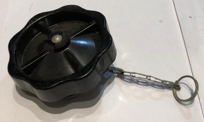 Крышка бензобака Уаз 469, 3151 старого образца пластмассовая с клапаном