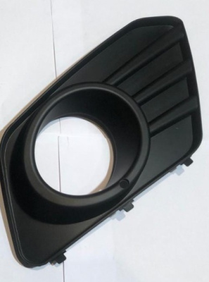 Облицовка противотуманной фары Уаз Патриот с 2014 г. с отверстием правая